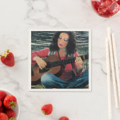 アコースティック遊ギターを使った女性の音楽 スタンダードカクテルナプキン (インサイチュ)