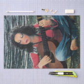 アコースティック遊ギターティッシュPを持つ女性の音楽 薄葉紙 (クラフト)