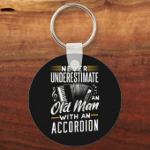 アコーディオンを持つ老人を過小評価しない キーホルダー (正面)