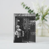 アコーディオン投稿カードを持つ老人 ポストカード (スタンド正面)