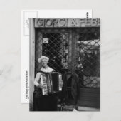 アコーディオン投稿カードを持つ老人 ポストカード (正面/裏面)