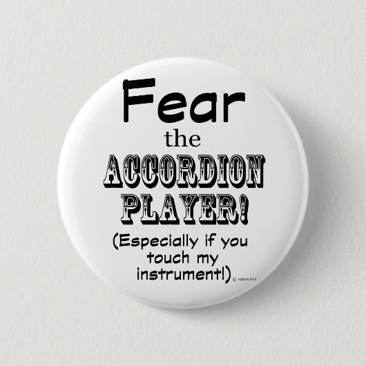 アコーディオン選手を恐れる 缶バッジ (正面)