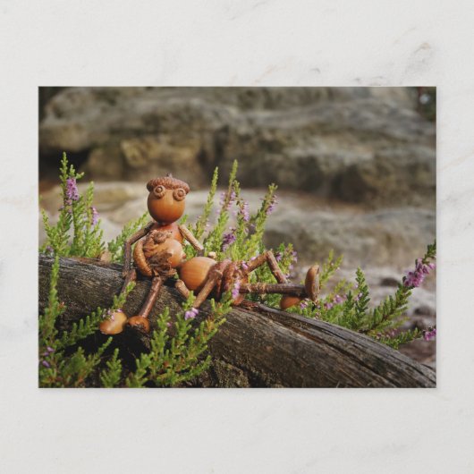 アコーンの小妖精や小人と女の子がヘザーで休む – 愛 ポストカード (正面)