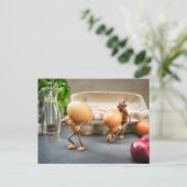 アコーン小妖精や小人はキッチンイースターで卵を盗む ポストカード (スタンド正面)