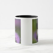 アザミで飛んでいるルビーの喉を張ったハミングバード マグカップ (中央)