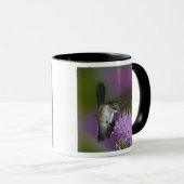 アザミで飛んでいるルビーの喉を張ったハミングバード マグカップ (正面右)