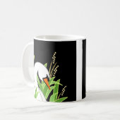 アシの間に広がる白い白鳥 コーヒーマグカップ (正面左)