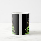 アシの間に広がる白い白鳥 コーヒーマグカップ (中央)