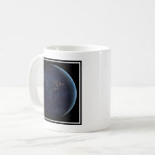 アジアとオーストラリアで夜の地球の都市の光 コーヒーマグカップ (正面左)