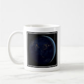 アジアとオーストラリアで夜の地球の都市の光 コーヒーマグカップ (左)