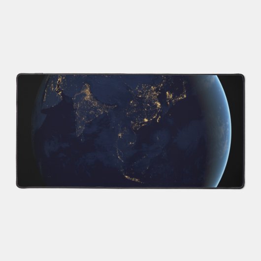 アジアとオーストラリアで夜の地球の都市の光 デスクマット (正面)
