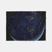 アジアとオーストラリアで夜の地球の都市の光 フリースブランケット (正面(横))