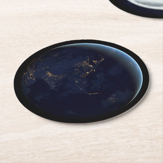 アジアとオーストラリアで夜の地球の都市の光 ラウンドペーパーコースター (アングル)