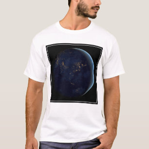 アジアとオーストラリアで夜の地球の都市の光 Tシャツ