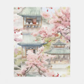 アジアのパゴダの水彩さくらんぼの花々の中 フリースブランケット (正面)