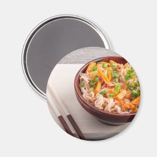 アジアの麺類と野菜のクローズアップ マグネット (正面/裏面)