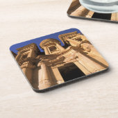 アジアヨルダンペトラ修道院のエルディア。 コースター (左側)