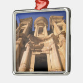 アジアヨルダンペトラ修道院のエルディア。 メタルオーナメント (左)