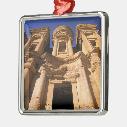 アジアヨルダンペトラ修道院のエルディア。 メタルオーナメント (左)