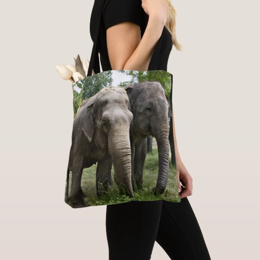 アジアンゾウが並ぶ トートバッグ (クローズアップ)