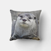 アジア人によって小型引き裂かれるカワウソ クッション (裏面)