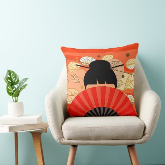 アジア女性とファン秋の紅葉枕 クッション (椅子)