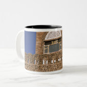 アジア、イエメン、サナア。イエメンの建築詳細。 ツートーンマグカップ (正面左)