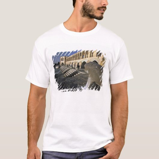 アジア、イラン、イスファハン。ポール・エ・ハジュ橋 Tシャツ (正面)