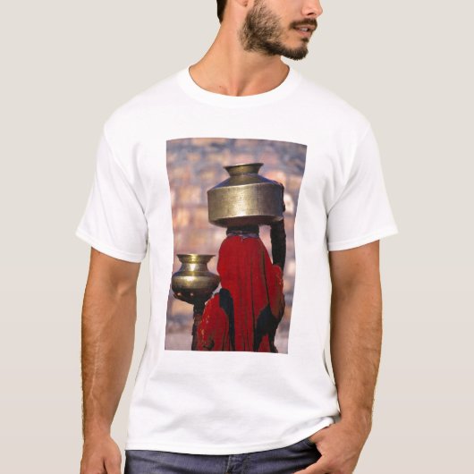 アジア、インド、ラージャスターン州。赤い Tシャツ (正面)