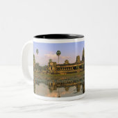 アジア、カンボジア、シェムリアップ。アンコールワット。2 ツートーンマグカップ (正面左)