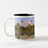 アジア、カンボジア、シェムリアップ。アンコールワット。2 ツートーンマグカップ (左)