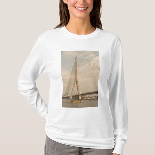 アジア、タイ、バンコク、チャオ川にかかる橋 Tシャツ (正面)