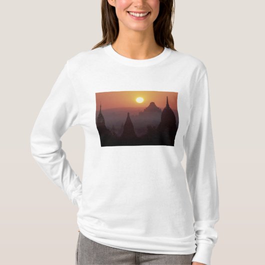 アジア、ビルマ(ミャンマー)、パガン(バガン)遺跡の寺院 Tシャツ (正面)