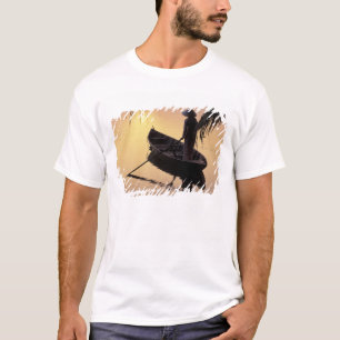 アジア、ベトナム、メコン・デルタ、カントー。 夕方 Tシャツ