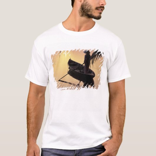 アジア、ベトナム、メコン・デルタ、カントー。 夕方 Tシャツ (正面)