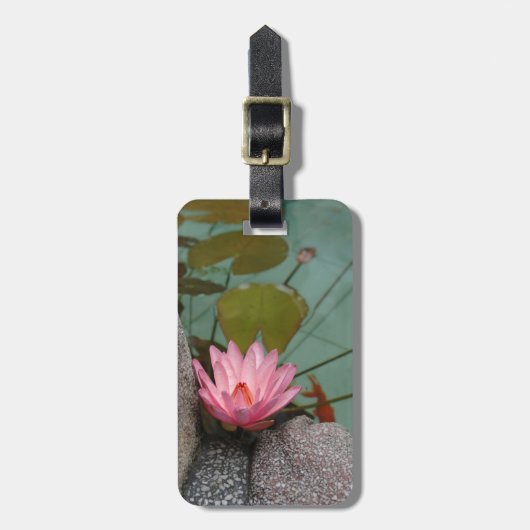 アジア、ベトナム。寺の池の水ユリ ラゲッジタグ (正面縦)