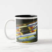 アジア、マレーシア、メラカ。車のネオン反射 ツートーンマグカップ (左)