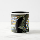 アジア、マレーシア、メラカ。車のネオン反射 ツートーンマグカップ (中央)