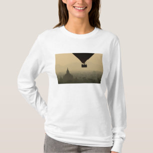 アジア ミャンマー バガン バガンの寺院上空の気球 Tシャツ