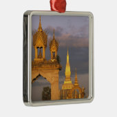 アジア、ラオス、ビエンチャン。そのルアン寺。 メタルオーナメント (右)