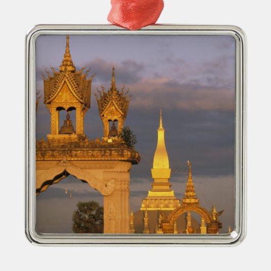 アジア、ラオス、ビエンチャン。そのルアン寺。 メタルオーナメント (正面)