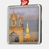 アジア、ラオス、ビエンチャン。そのルアン寺。 メタルオーナメント (左)