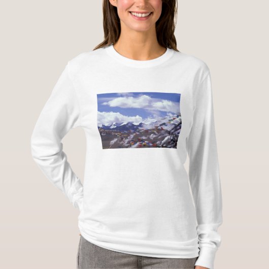 アジア、中国、チベット、タンラ峠。祈りの旗、 Tシャツ (正面)