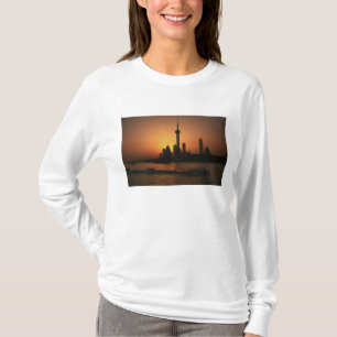 アジア、中国、上海のオリエンタルパールテレビ塔の景色 Tシャツ