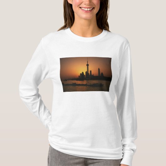 アジア、中国、上海のオリエンタルパールテレビ塔の景色 Tシャツ (正面)