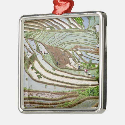 アジア、中国、雲南省、金平。先住民イ族 メタルオーナメント (左)