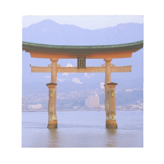 アジア、日本、広島。宮島。鳥居 ノートパッド (正面)