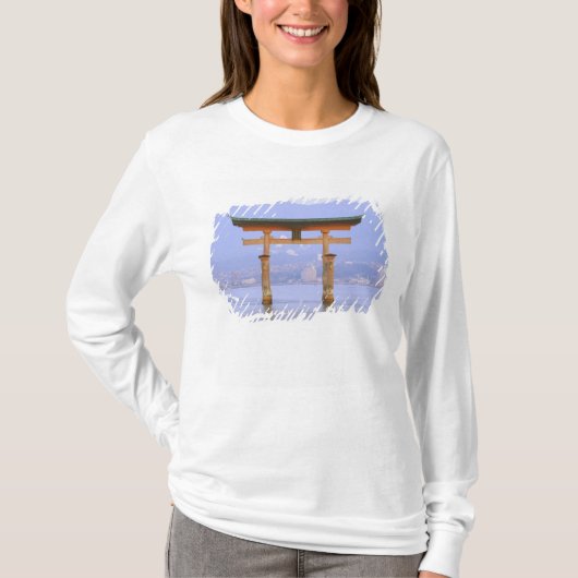 アジア、日本、広島。宮島。鳥居 Tシャツ (正面)