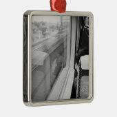 アジア、日本。新幹線に乗り込む メタルオーナメント (右)