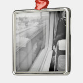 アジア、日本。新幹線に乗り込む メタルオーナメント (左)